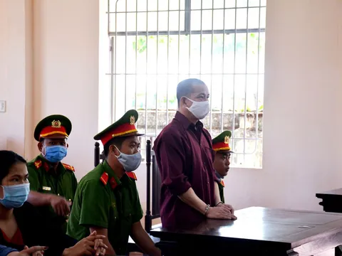 Mẹ bị cáo vận chuyển gần 64kg ma túy ngã quỵ khi nghe tòa tuyên con trai tử hình